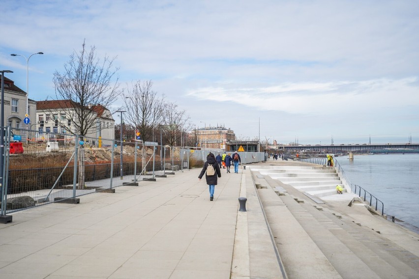 Budowa mostu na Pragę. Mieszkańców Warszawy czekają utrudnienia na bulwarach wiślanych. Zamknięto chodnik i drogę dla rowerów