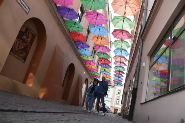 Parasolki nad ulicą Piekarską stanowią świetną reklamę dla Tarnowa. Wiele osób, które przyjeżdżają do miasta, chętnie robi sobie zdjęcia na ich tle