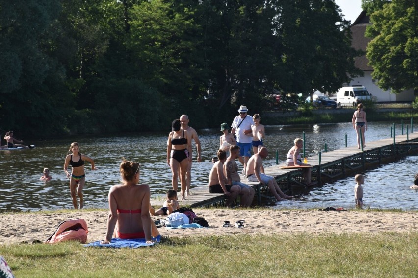 Plaża w Brzezinach była oblegana w upalną niedzielę. ZDJĘCIA