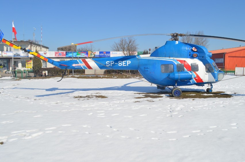 Śmigłowiec Mi-2 po raz kolejny stacjonuje na lotnisku w Kruszynie