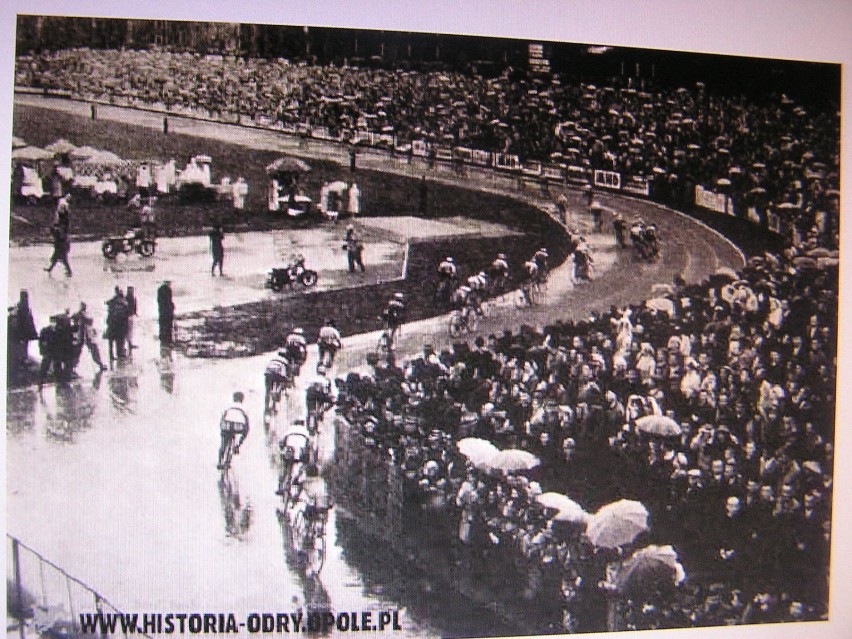 Peleton Wyścigu Pokoju wjeżdża na stadion „Odry” w Opolu