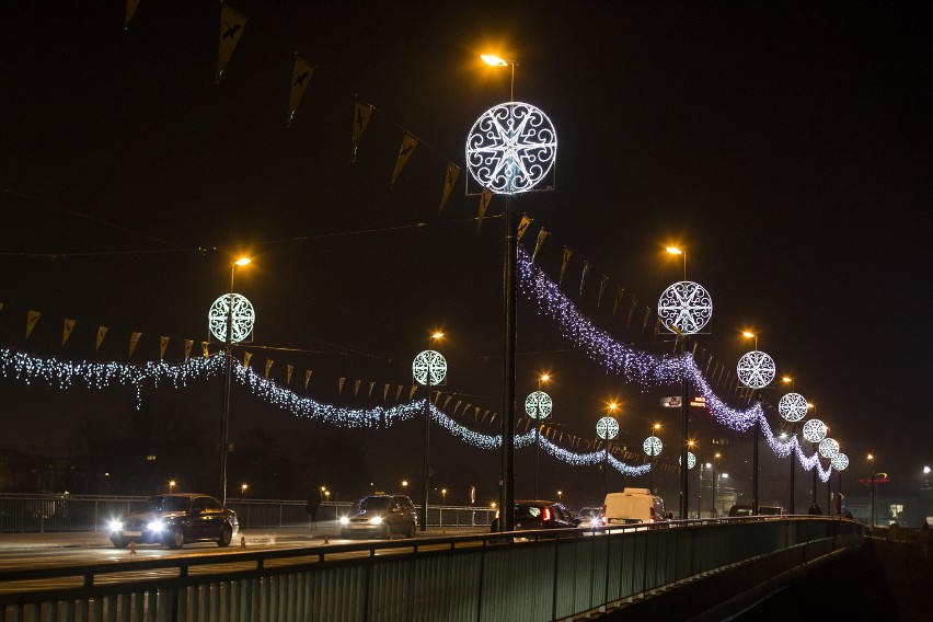 Krakowskie mosty pięknie ozdobione świątecznymi dekoracjami [ZDJĘCIA]