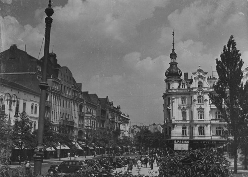 Fragment ulicy w kierunku północnym. Na kamienicy na rogu...