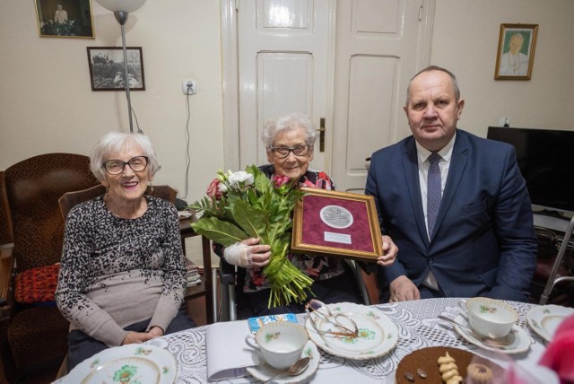 Mieszkanki powiatu wąbrzeskiego dostały medale Unitas Durat Palatinatus Cuiaviano-Pomeraniensis. Tu: Stefania Urszula Zyznowska