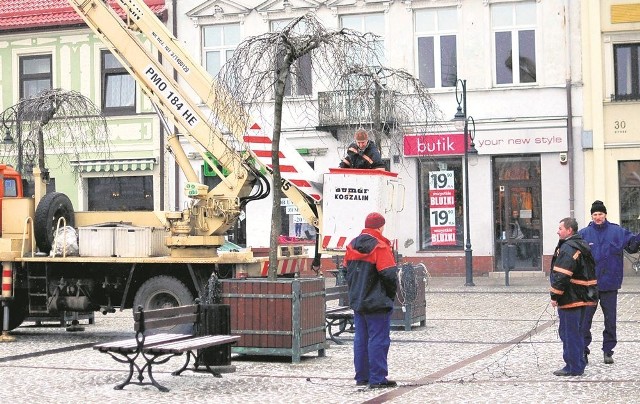 Zdemontowano światełka z  drzewek i choinek w Rynku