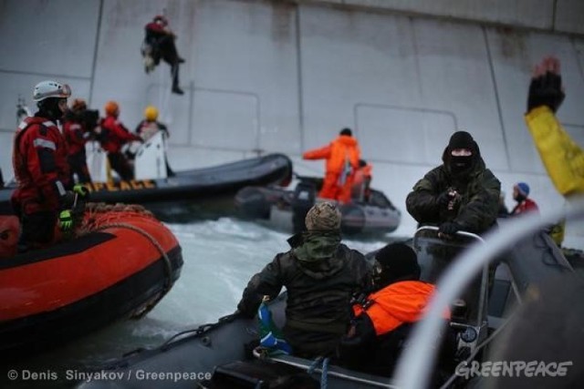 Działacze Greenpeace protestujący przeciwko odwiertom ropy ...