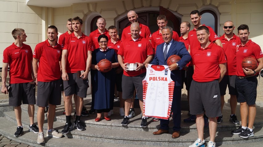 Reprezentacja Polski koszykarzy z wizytą w bydgoskim urzędzie miasta [zdjęcia, wideo] 