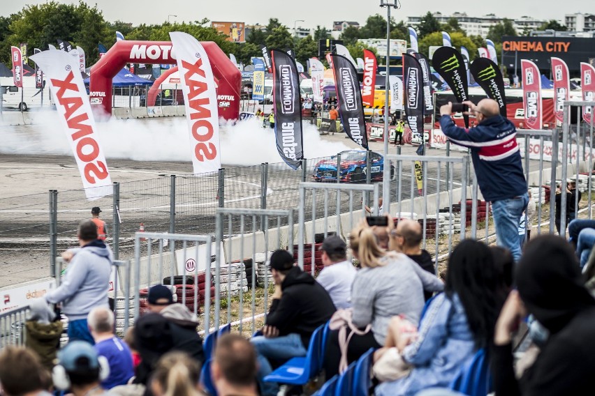 Driftingowe Mistrzostwa Polski 2019. Autodrom Bemowo zamieniło się w raj dla miłośników driftingu [ZDJĘCIA]