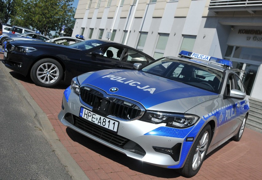 Trzy oznakowane i jeden nieoznakowany bmw trafiły do...