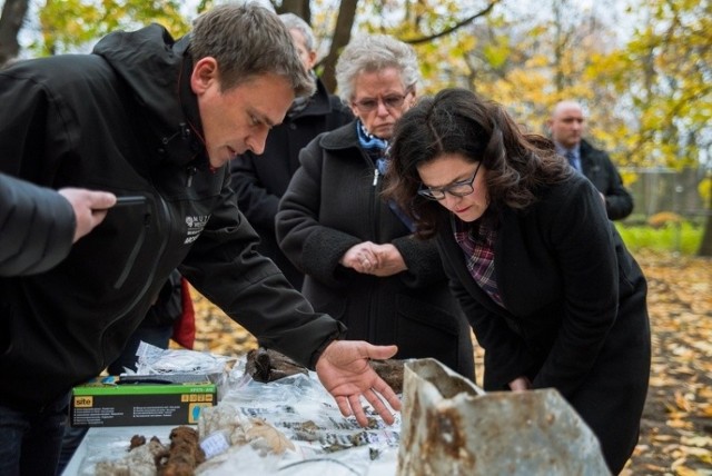 Prezydent Gdańska Aleksandra Dulkiewicz  na terenie wykopalisk archeologicznych na Westerplatte