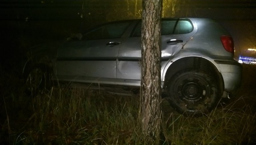 Volkswagen wypadł z drogi i uderzył w drzewo