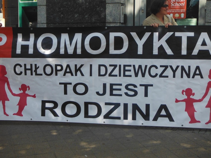 Prawica Rzeczypospolitej zorganizowała protest pt. &quot;Ręce precz od naszych dzieci&quot;