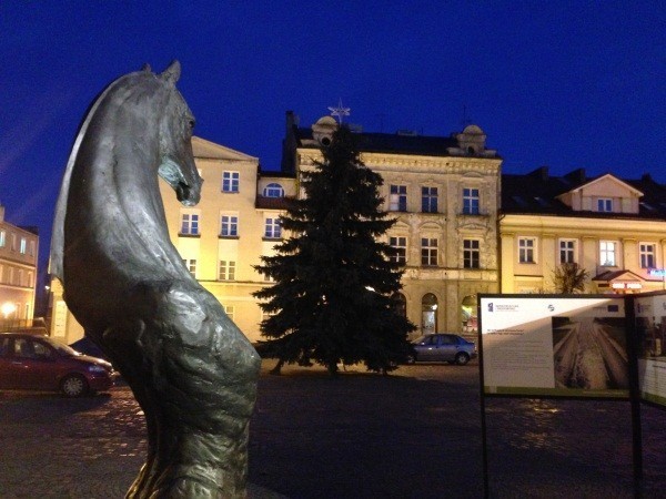 Mikołajki w Koninie - na Placu Wolności choinka czeka