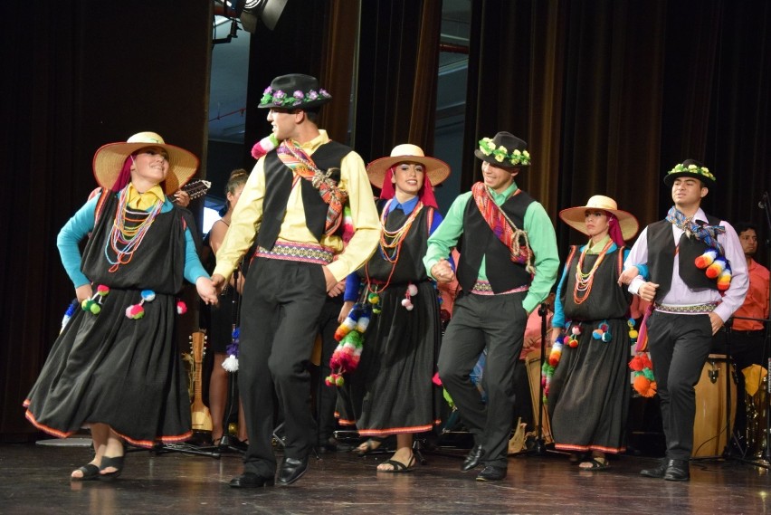 Gorące rytmy, atmosfera i tancerze z Chile na estradzie TKB 