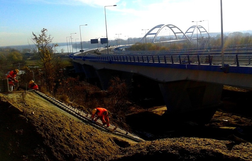 Wykończeniowe prace przy nowym  moście w Toruniu