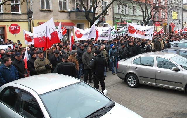 Pierwszy proces o naruszenie dóbr osobistych został przeprowadzony 7 marca 2013 roku, tego samego dnia kiedy na ulicach Leszna odbyła się demonstracja przeciwników kopalni organizowana przez Stowarzyszenie Nasz Dom.