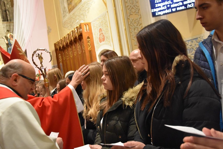  Bierzmowanie w kościele pw. św. Stanisława Biskupa i Męczennika w Myszkowie ZDJĘCIA