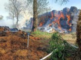 Groźny pożar dwóch stert słomy w Rakowie. Udział wzięło 14 jednostek straży pożarnej