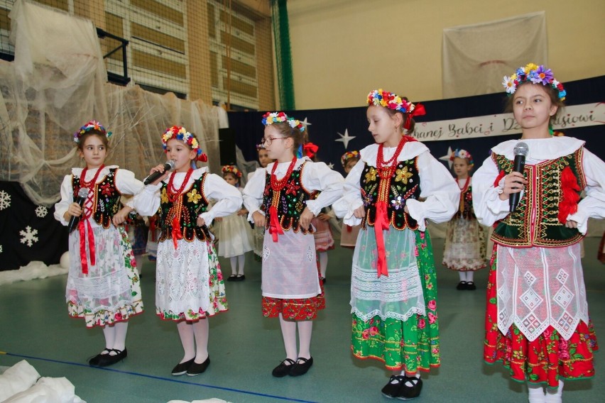 Dzieci ze Szkoły Podstawowej numer 3 w Sandomierzu świętowały Dzień Babci i Dziadka. Był występ, życzenia i piękne prezenty
