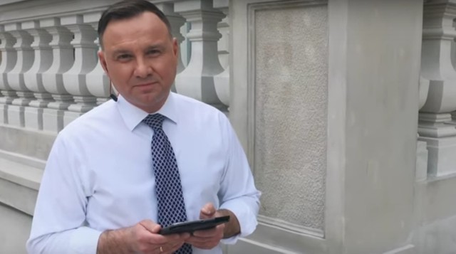 Prezydent Andrzej Duda rapuje w wyzwaniu #Hot16Challenge2