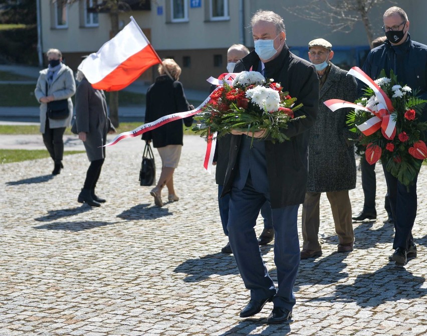 81. rocznica Zbrodni Katyńskiej w Przemyślu. Kwiaty pod pomnikiem Zesłańców Sybiru i Ofiar Katynia [ZDJĘCIA]