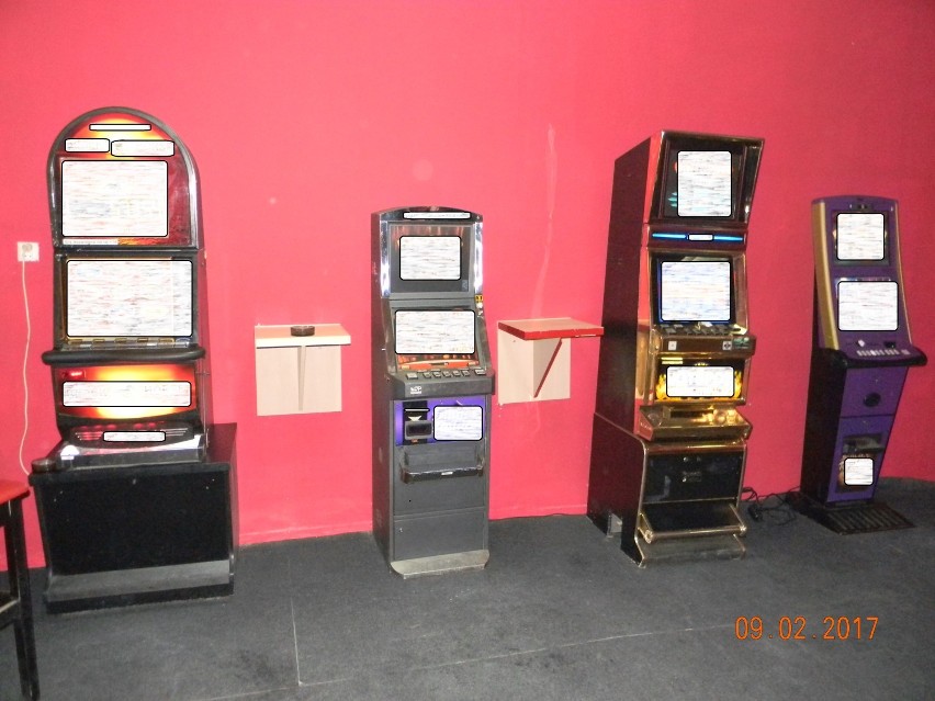 Mundurowi zarekwirowali w Działoszynie pięć nielegalnych automatów do gier hazardowych