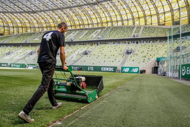 Przygotowania do wznowienia sezonu PKO Ekstraklasy na Stadionie Energa Gdańsk, gdzie 31 maja dojdzie do derbów Trójmiasta