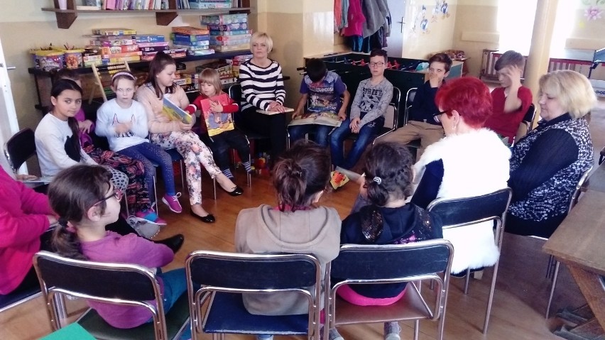 W siedzibie Rady Wspólnoty Samorządowej dzielnic Biały Kamień i Konradów czytają z dziećmi bajki