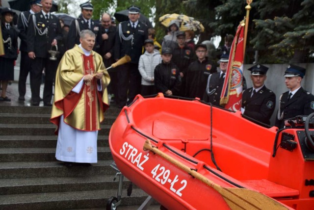 Dzień Strażaka w Witkowie. Druhowie otrzymali nową łódź ratowniczą