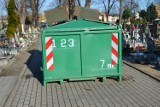 Głogów: Na cmentarzu przy Legnickiej kontenery na śmieci tarasują alejki