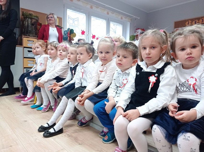 Maluchy z Przedszkola nr 10 w Lęborku obchodziły Święto Niepodległości podczas uroczystej akademii