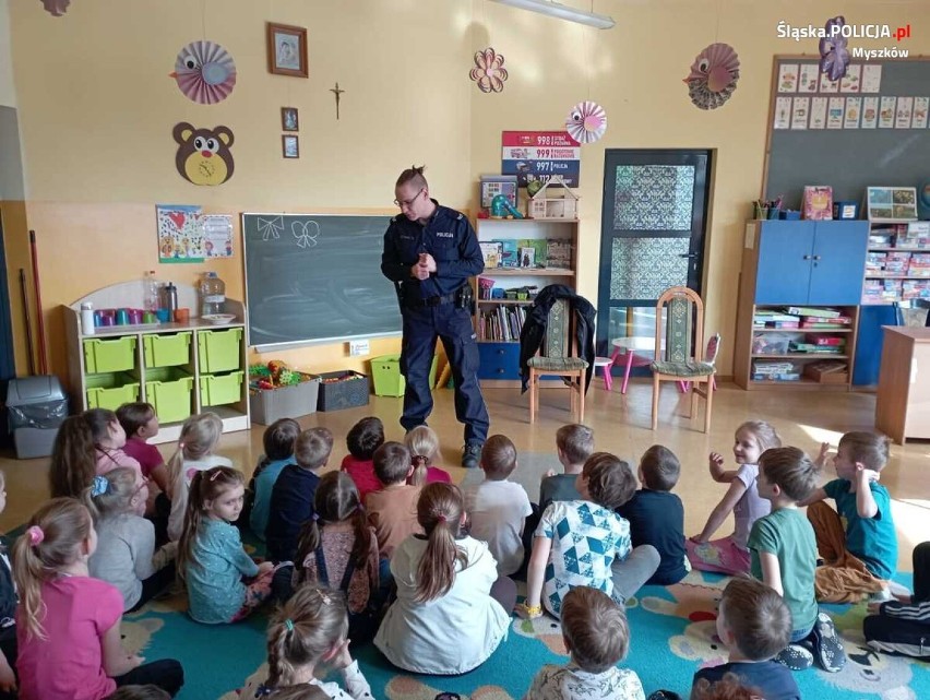 Profilaktyczne akcj myszkowskich policjantów na temat bezpieczenstwa wśród najmłodszych