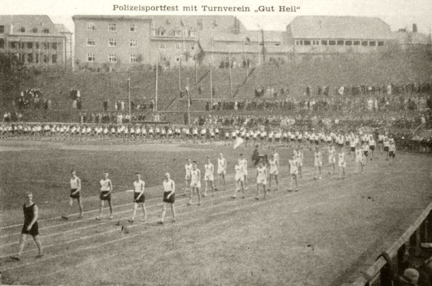 Lata 1930-1939 
Festyn sportowy policjantów na stadionie na...