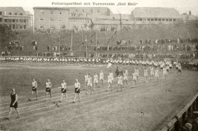 Lata 1930-1939 
Festyn sportowy policjantów na stadionie na Nowym Mieście. Maszeruje klub "Dobre Zdrowie". W tle szkoła celna i siedziba Schutzpolizei - dzisiejszy Szpital Ginekologiczno-Położniczy oraz fragment dawnego gimnazjum, a dzisiejszego Zespołu Szkół nr 1 na ul. Paderewskiego. 