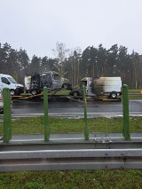 Ogień na drodze pod Lesznem. Pożar ciężarówki z lawetą przewożącą busy