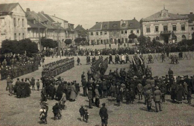 7 czerwca 1925 roku. Uroczystość z udziałem wojska na Rynku