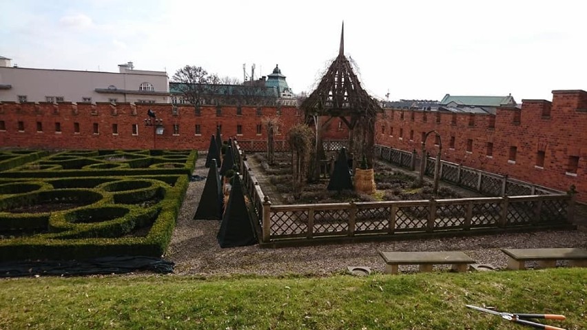 Zrekonstruowane ogrody nawiązują do renesansowych, z ok 1540...
