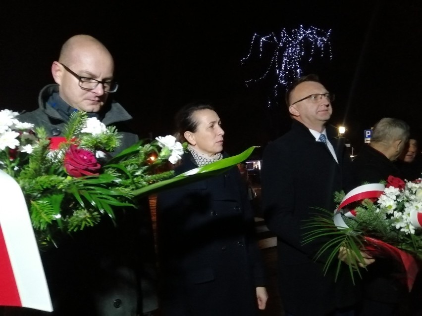 Sandomierskie obchody 38. rocznicy wprowadzenia stanu wojennego z ułożonym krzyżem z biało - czerwonych zniczy 