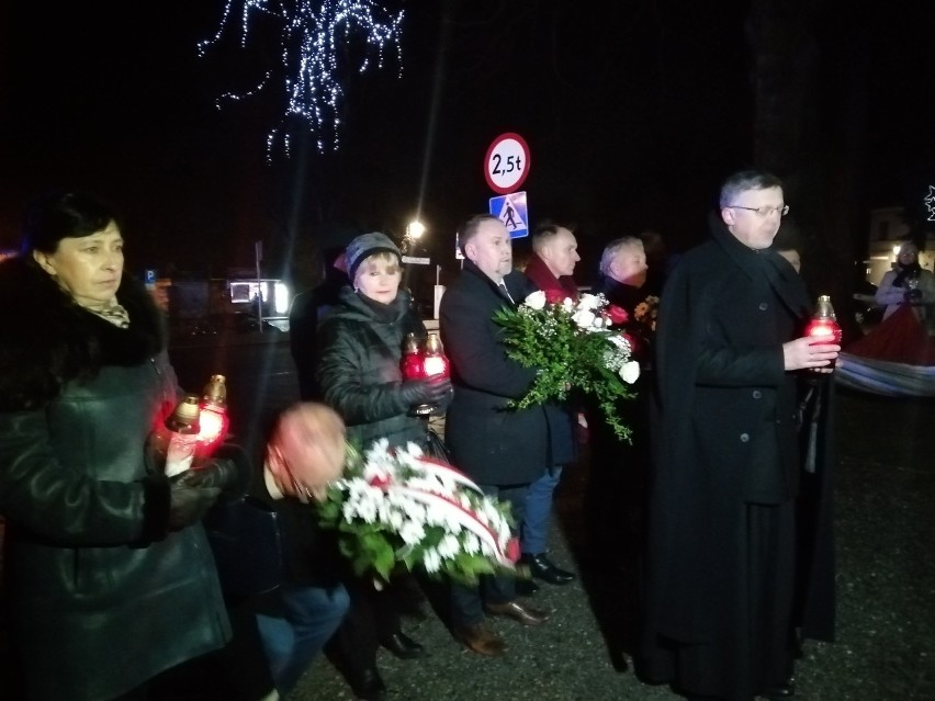 Sandomierskie obchody 38. rocznicy wprowadzenia stanu wojennego z ułożonym krzyżem z biało - czerwonych zniczy 