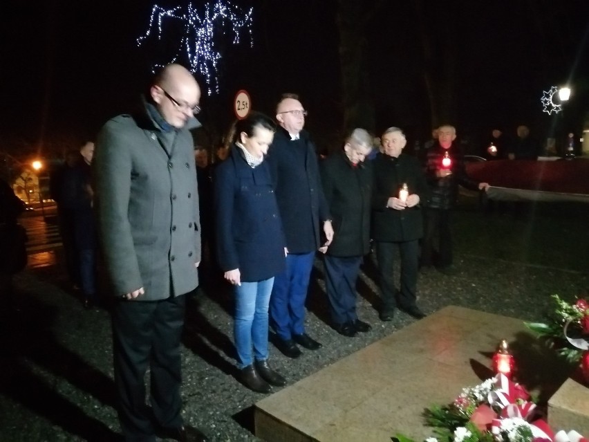 Sandomierskie obchody 38. rocznicy wprowadzenia stanu wojennego z ułożonym krzyżem z biało - czerwonych zniczy 