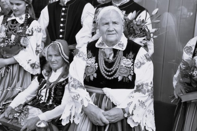 19 marca 2023 r. zmarła Zofia Czubik, znana łowicka śpiewaczka ludowa. Występowała z legendarną kapelą Stefana Winnickiego, Zespołem Pieśni i Tańca „Kolejarz” i Zespołem Śpiewaczym „Ksinzoki”. Miała 91 lat.