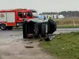 Groźny wypadek w Kostrzynie nad Odrą. Służby zastały auto leżące na boku