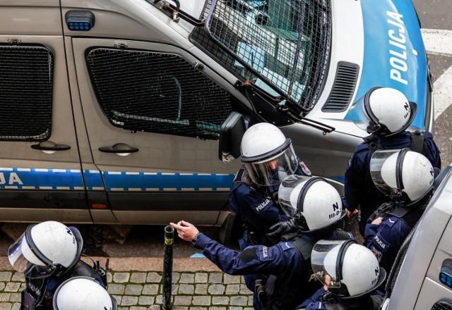 Ostatecznie na wysokość emerytury mają wpływ również dodatki, świadczenia oraz zasiłki, które przysługiwały danemu policjantowi. Sama emerytura, bez tych dodatków, wynosi 75 proc. uposażenia.

Więcej na kolejnych zdjęciach >>>>