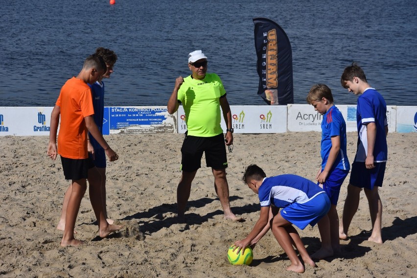 Piłkarskie emocje na Plaży Miejskiej w Śremie. Zobacz zdjęcia z turnieju beach soccera organizowanego przez Śremski Sport