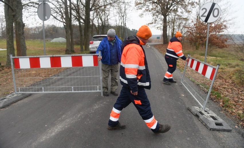 Uroczystość otwarcia drogi Dąbrowa - Milsko w gminie Zabór -...