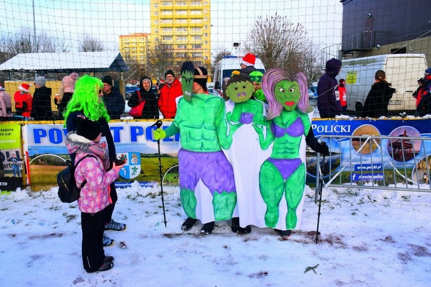 XI Bieg Mikołajkowy w Policach. Zdjęcia z marszu Nordic Walking