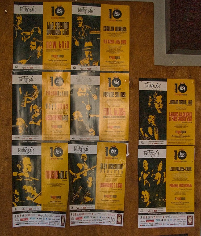 Festiwalowe plakaty w Cafe PhotoClub “Ch/B.5x5 " we Lwowie.