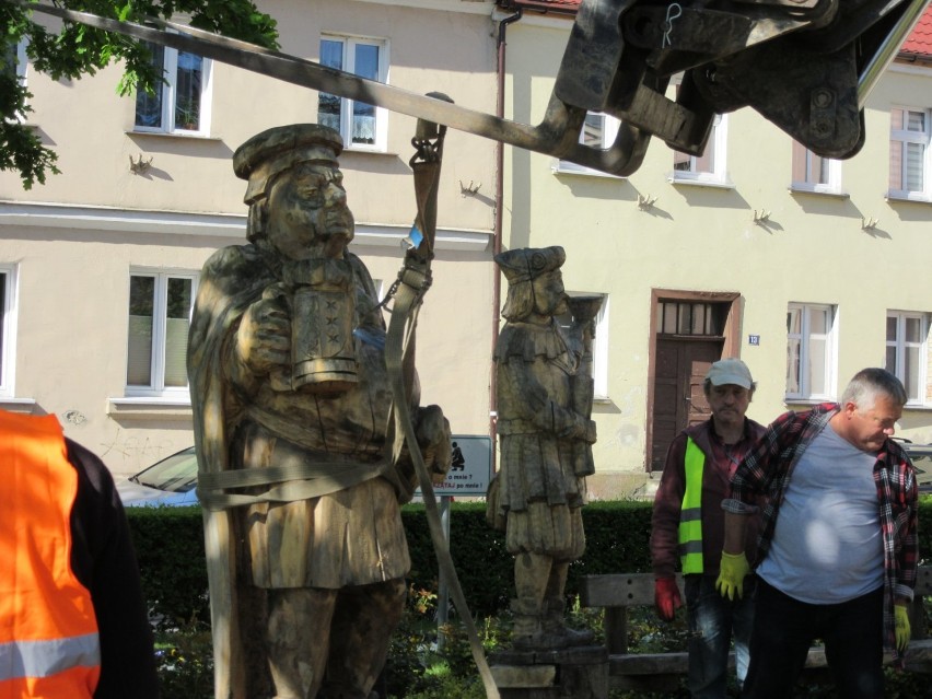Z placu Wolności w Lipianach zabrano unikatowe drewniane rzeźby. Wiemy, co będzie z nimi dalej!