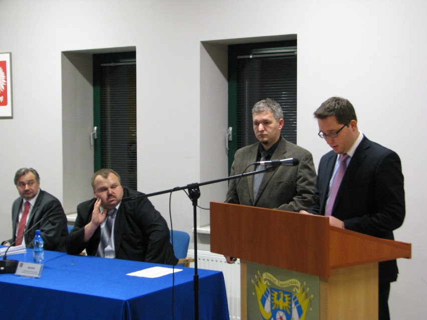 Jan Gryc (drugi z lewej) wysłuchuje wyników głosowania w...