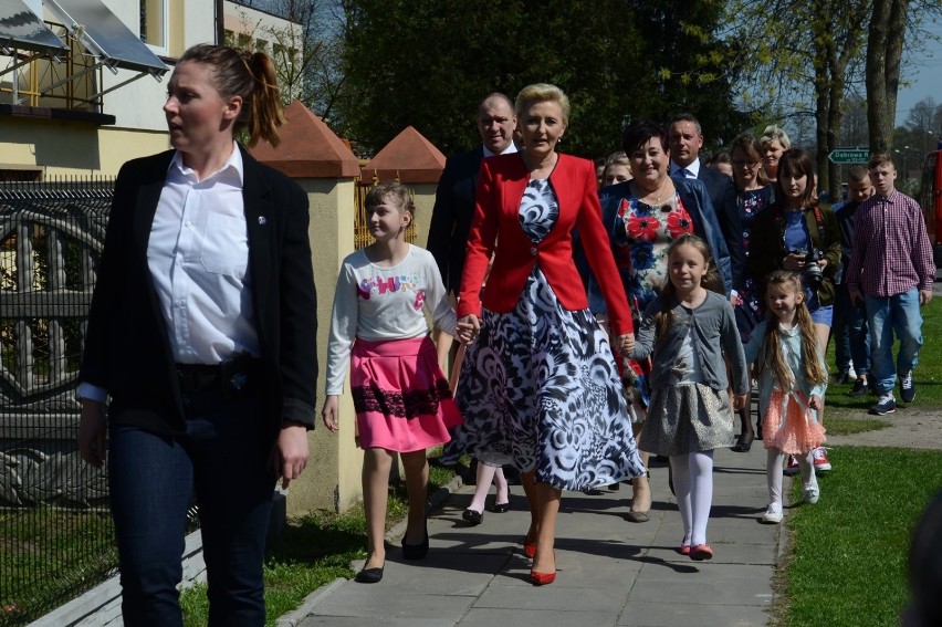 Agata Kornhauser - Duda w Domu Dziecka w Dąbrowie Rusieckiej